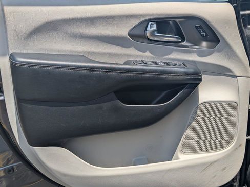 Used 2023 Chrysler Pacifica Touring-L FWD image 11