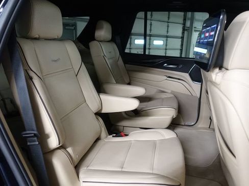 Used 2023 Cadillac Escalade Premium Luxury AWD/4WD image 29