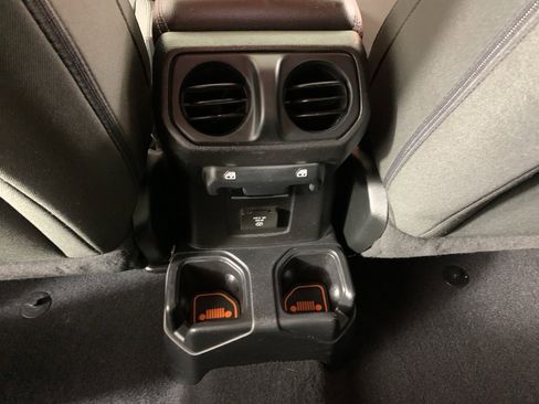 Used 2018 Jeep Wrangler Unlimited Sahara image 32