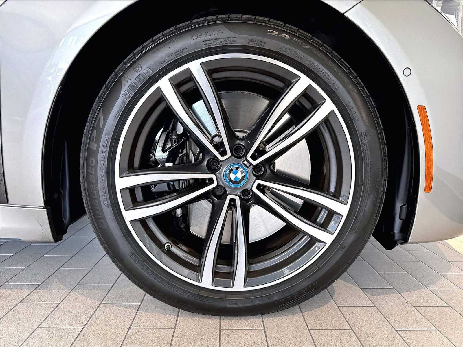 Used 2022 BMW 745e xDrive w/ M Sport Package AWD/4WD image 14