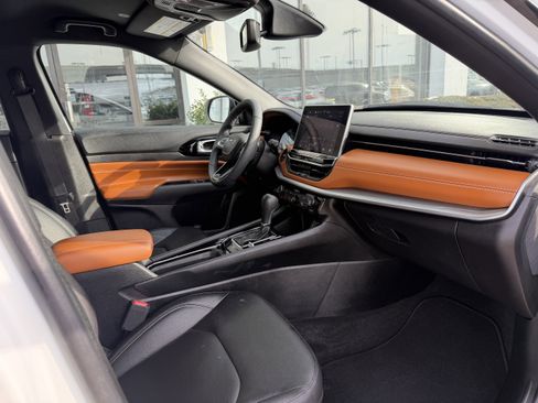 Used 2025 Jeep Compass Limited image 24