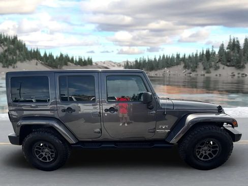 Used 2018 Jeep Wrangler Unlimited Sahara w/ Connectivity Group AWD/4WD image 2
