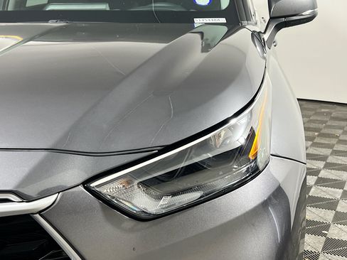 Used 2024 Toyota Highlander XLE FWD image 11