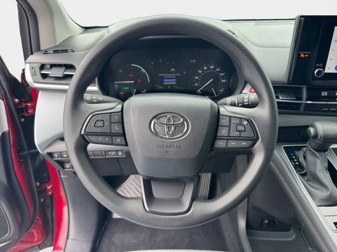 Used 2025 Toyota Sienna LE AWD/4WD image 11