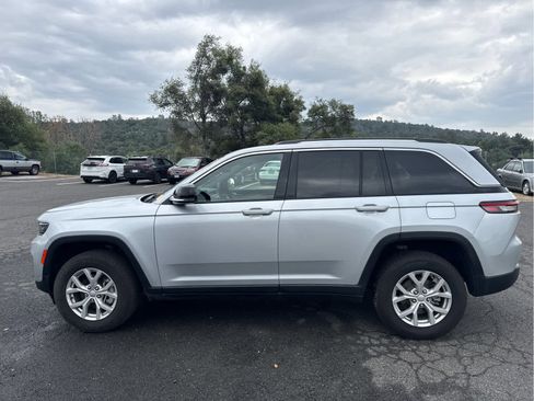 Used 2023 Jeep Grand Cherokee Limited w/ Luxury Tech Group II image 8