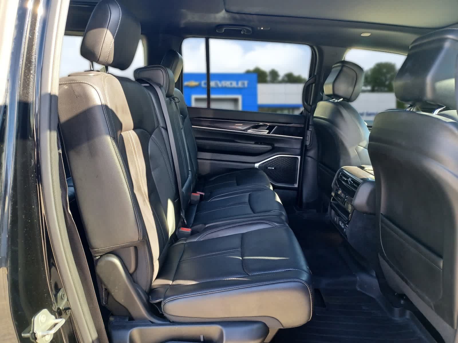 Used 2023 Jeep Wagoneer 4WD w/ Premium Group I image 25