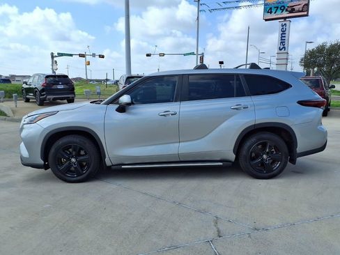 Used 2024 Toyota Highlander LE FWD image 4