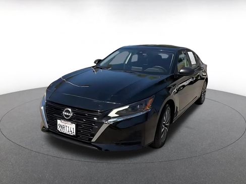 Used 2025 Nissan Altima 2.5 SV FWD image 7