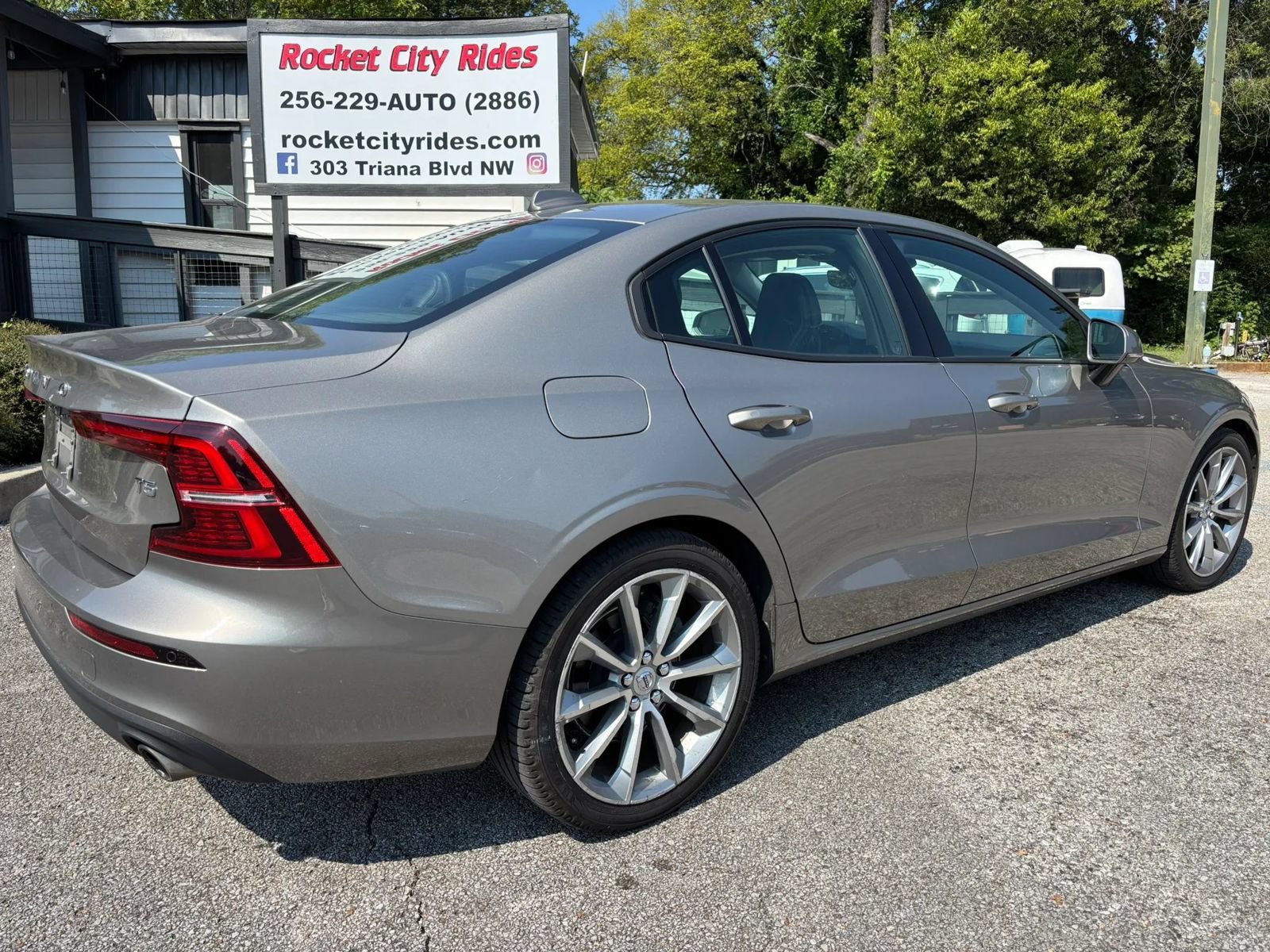 Used 2021 Volvo S60 T5 Momentum FWD image 3