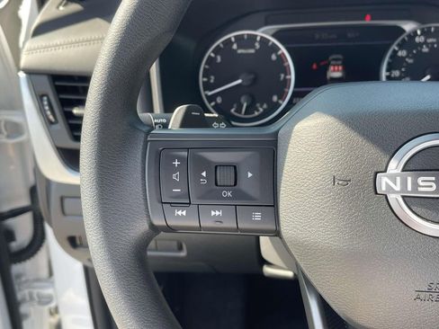 Used 2025 Nissan Rogue S image 18