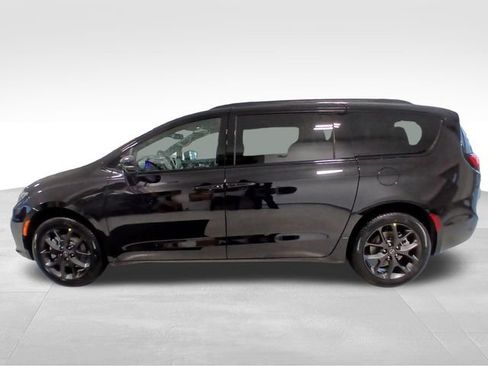 New 2026 Chrysler Pacifica Limited image 2
