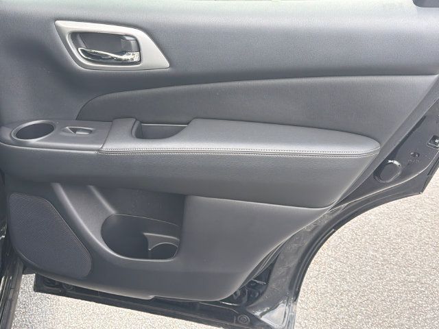 Used 2019 Nissan Pathfinder Platinum AWD/4WD image 17