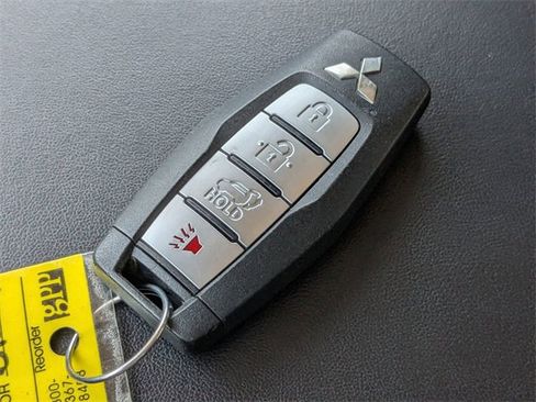 Used 2024 Mitsubishi Outlander SE image 32