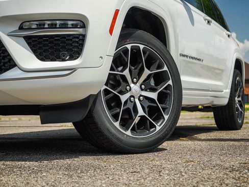 New 2025 Jeep Grand Cherokee Summit image 5