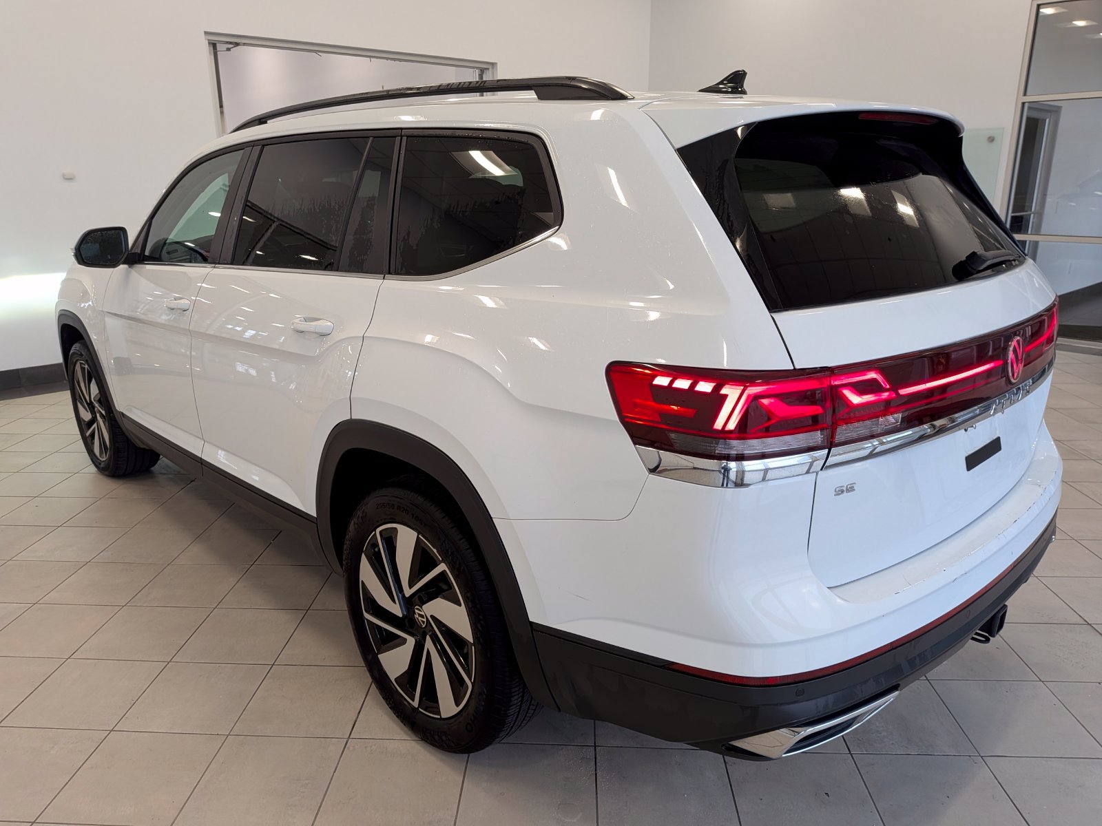 Used 2025 Volkswagen Atlas SE FWD image 4