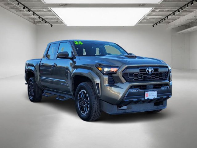 Used 2025 Toyota Tacoma TRD Sport AWD/4WD image 8