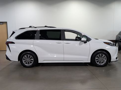 Used 2025 Toyota Sienna LE AWD/4WD image 2
