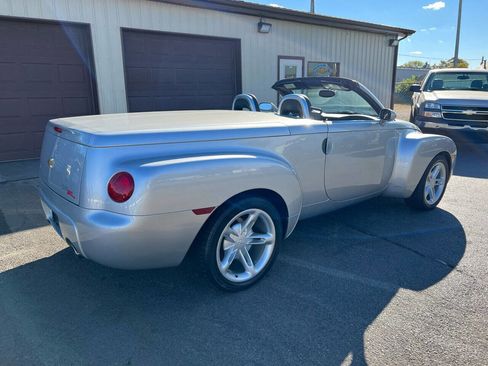 Used 2004 Chevrolet SSR w/ Preferred Equipment Group image 12