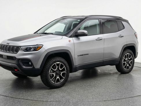Used 2025 Jeep Compass Trailhawk image 2