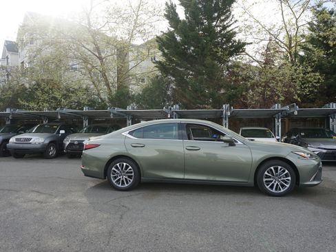 Used 2023 Lexus ES 350 w/ Accessory Package (Z2) image 3