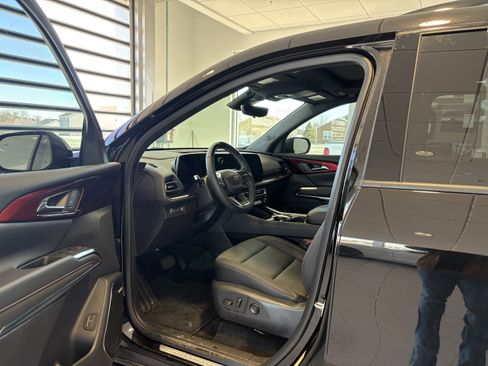 Used 2025 Chevrolet Traverse Z71 w/ Enhanced Driving Package image 9