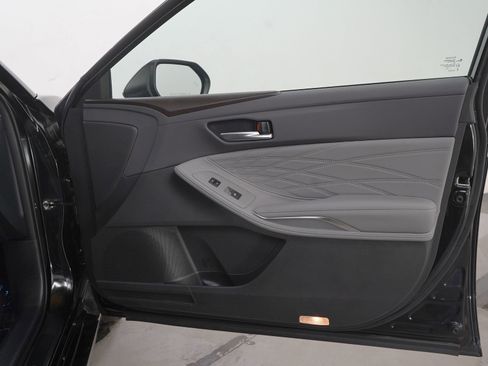 Used 2021 Toyota Avalon Limited w/ Advanced Safety Package FWD image 9