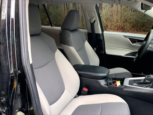 Used 2020 Toyota RAV4 XLE image 8