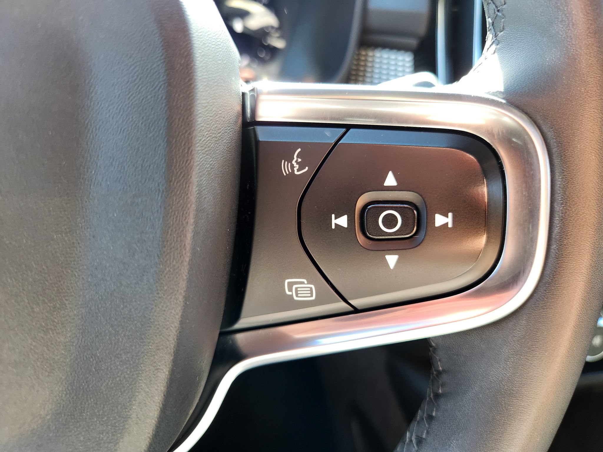 Used 2023 Volvo XC40 B5 Plus w/ Climate Package AWD/4WD image 32