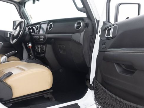 Used 2018 Jeep Wrangler Unlimited Sahara AWD/4WD image 30