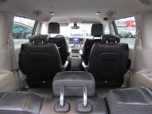 Used 2017 Chrysler Pacifica Touring-L Plus image 33