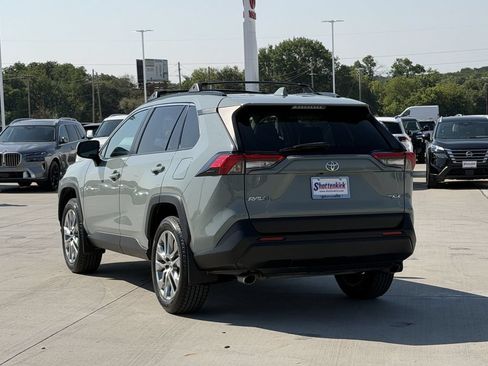 Used 2019 Toyota RAV4 XLE Premium FWD image 4