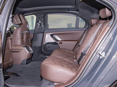 Used 2026 BMW 750e xDrive w/ Executive Package image 22