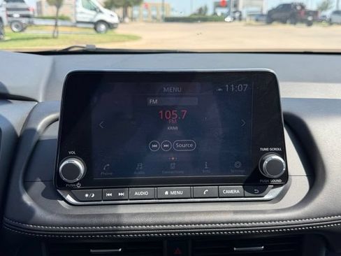 Used 2025 Nissan Rogue SV FWD image 15