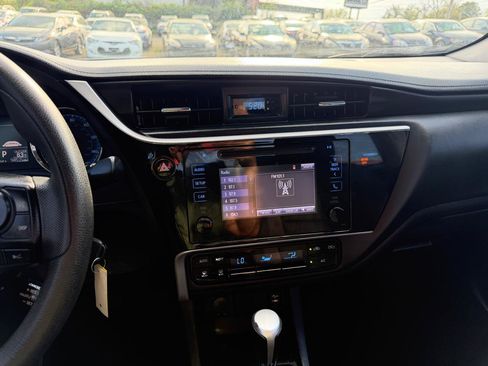 Used 2018 Toyota Corolla LE image 19