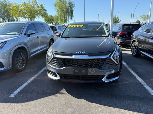Used 2023 Kia Sportage LX FWD image 2