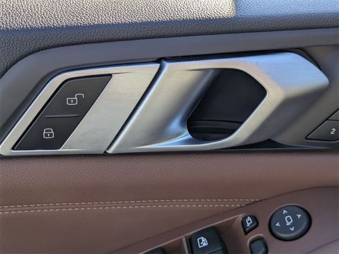 Used 2025 BMW X5 xDrive50e image 11