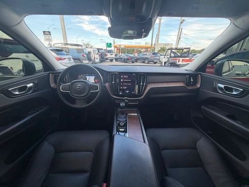 Used 2021 Volvo XC60 T5 Momentum w/ Premium Package FWD image 17
