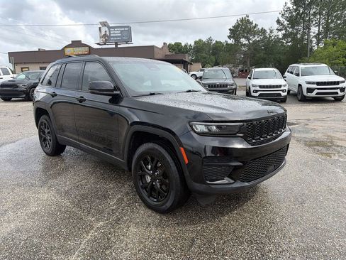 Used 2024 Jeep Grand Cherokee Altitude AWD/4WD image 8