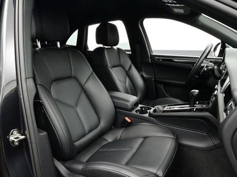 Certified 2025 Porsche Macan AWD/4WD image 17