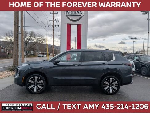 Used 2025 Mitsubishi Outlander SE image 1