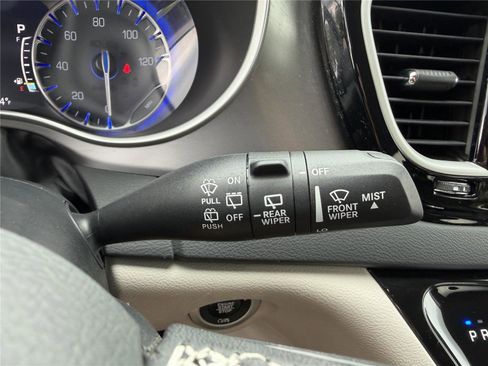 Used 2023 Chrysler Pacifica Touring-L FWD image 16