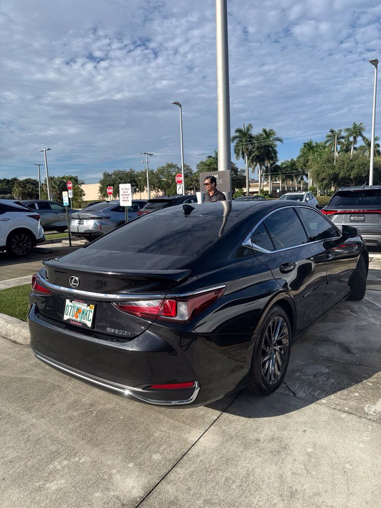 Used 2025 Lexus ES 300h Ultra Luxury w/ Accessory Package (Z1) FWD image 5
