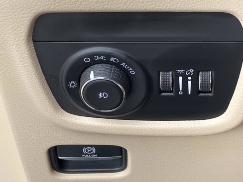 Used 2022 Jeep Grand Cherokee Limited AWD/4WD image 21