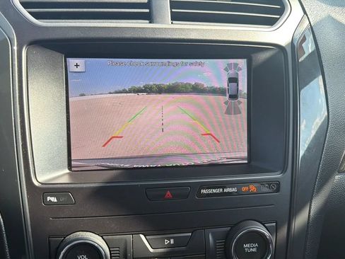Used 2019 Ford Explorer XLT w/ Equipment Group 202A FWD image 16