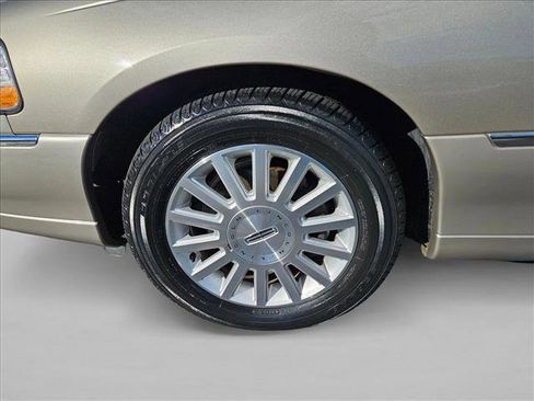 Used 2003 Lincoln Town Car Signature image 21