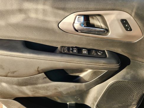 Used 2025 Chrysler Pacifica Select image 24