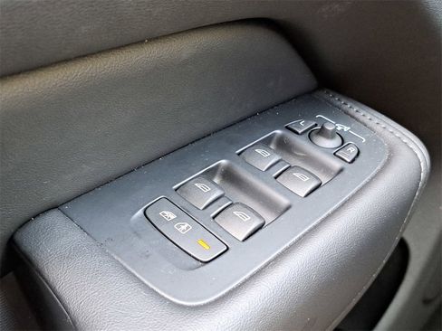 Used 2025 Volvo XC60 B5 Plus image 16