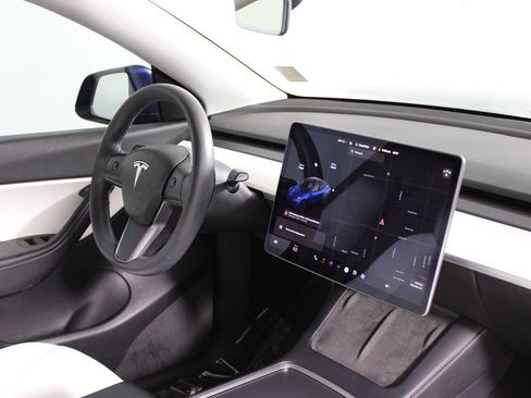 Used 2021 Tesla Model Y Long Range image 11