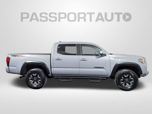 Used 2019 Toyota Tacoma TRD Off-Road image 11