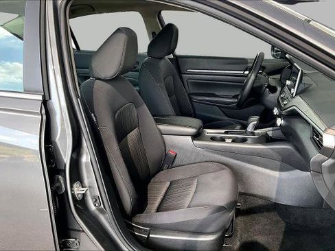 Certified 2025 Nissan Altima 2.5 SV FWD image 9